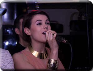 partybusz csobot adél